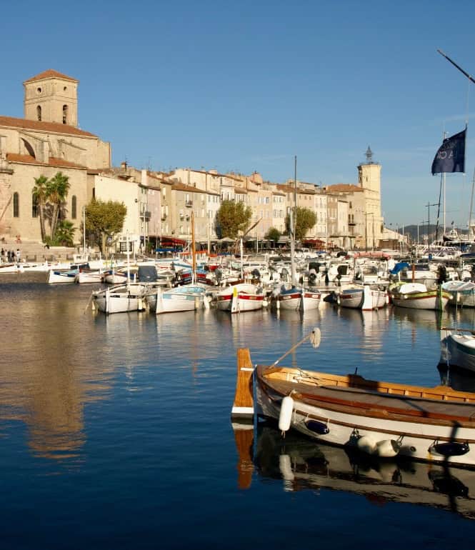 Silhouette der Altstadt von La Ciotat mit Blick vom alten Hafen