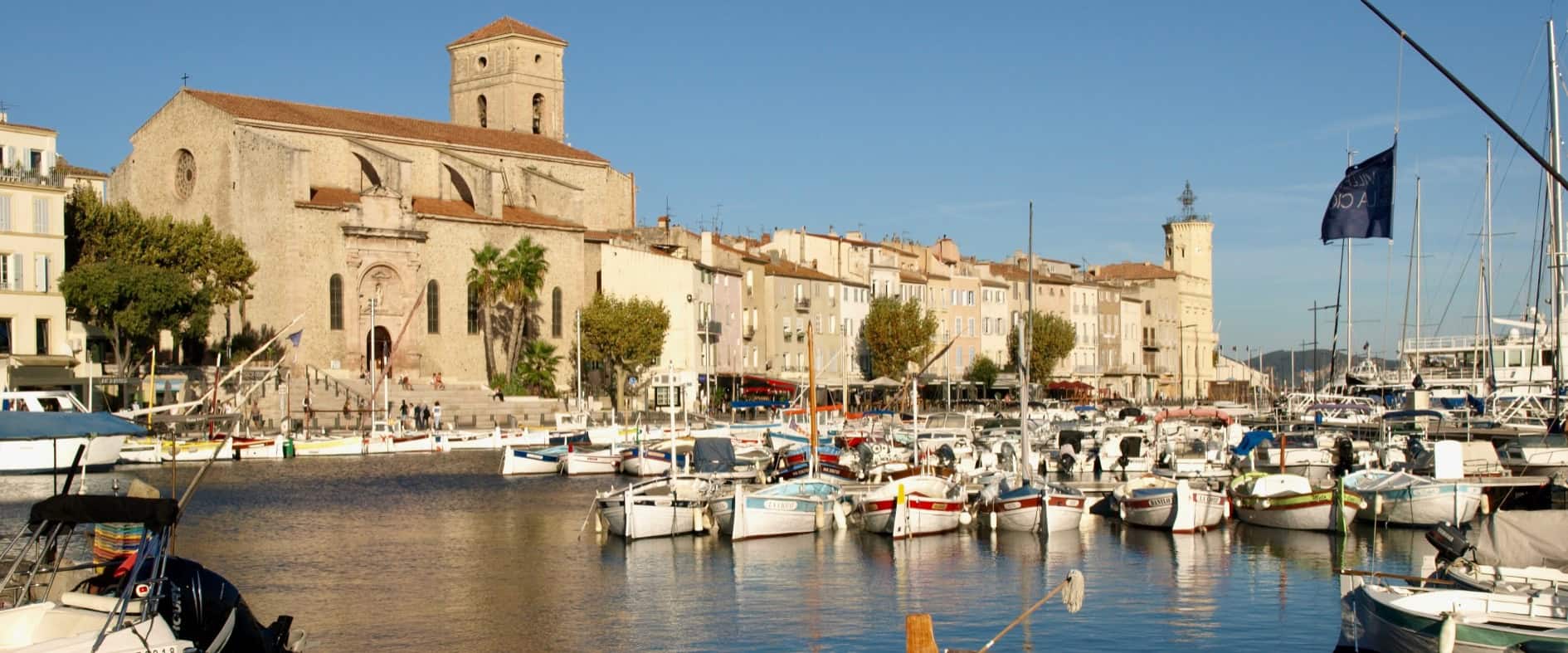 Silhouette der Altstadt von La Ciotat mit Blick vom alten Hafen