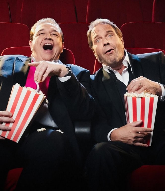 Oliver Kalkofe und Peter Rütten sitzen im Kino, lachen und essen Popcorn bei SchleFaZ.