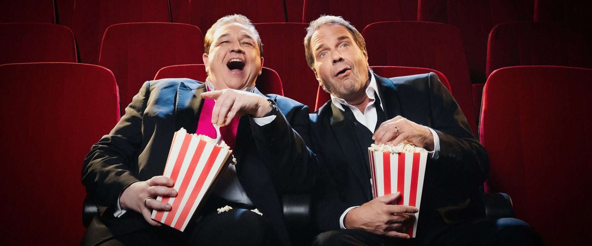 Oliver Kalkofe und Peter Rütten sitzen im Kino, lachen und essen Popcorn bei SchleFaZ.