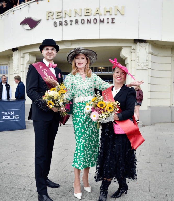Siegerehrung SACHSENLOTTO-Cup Sean Byrne mit Marcel Körner (Vertriebsleiter SLG) und Lottofee Franziska Reichenbacher.