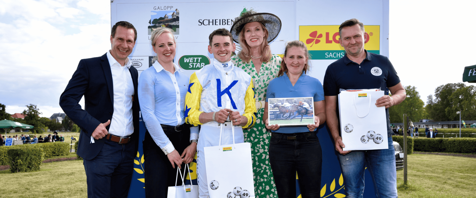 Siegerehrung SACHSENLOTTO-Cup Sean Byrne mit Marcel Körner (Vertriebsleiter SLG) und Lottofee Franziska Reichenbacher.