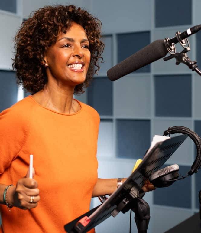 Dennenesch Zoudé spricht im Tonstudio in ein Mikrofon während der Hörspielaufnahmen zu „Stolz und Vorurteil“.