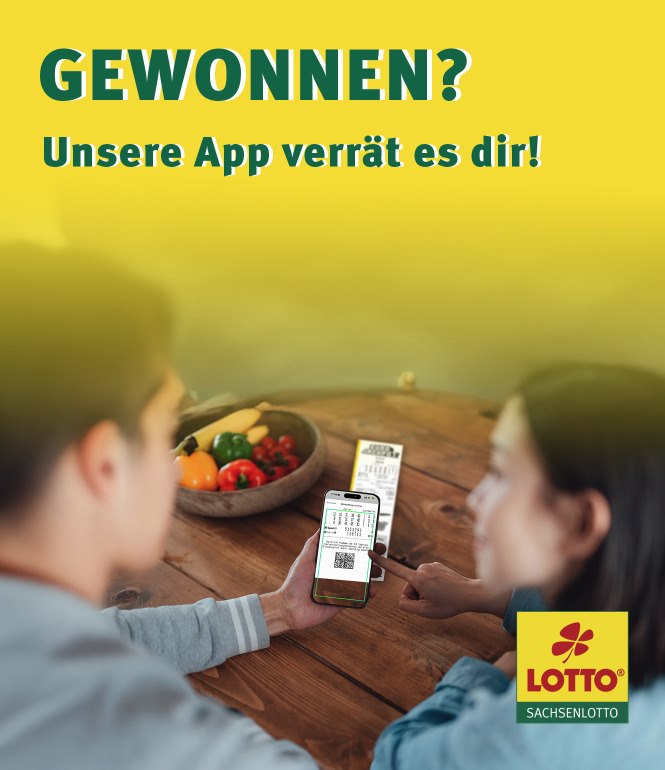 Zwei Personen sitzen an einem Tisch und scannen mit dem Smartphone einen Lottoschein. Auf dem Bildschirm ist der QR-Code der Spielquittung zu sehen. Darüber steht der Text: „Gewonnen? Unsere App verrät es dir!“ – Werbung für die Sachsenlotto-App mit Scan-Funktion.