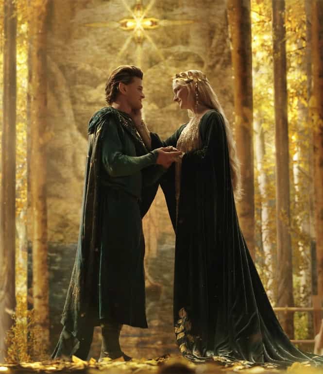 Elbenkönigin Galadriel und ein Elb in einer goldenen Waldszene aus „Der Herr der Ringe: Die Ringe der Macht“ auf ZDFneo