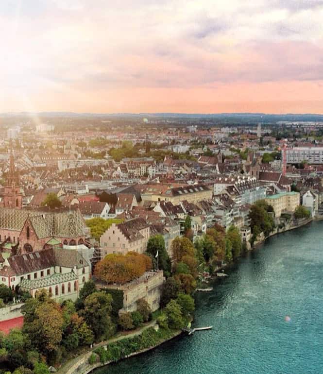 Panoramablick über Basel mit Rhein, Münster und Altstadt bei Abenddämmerung