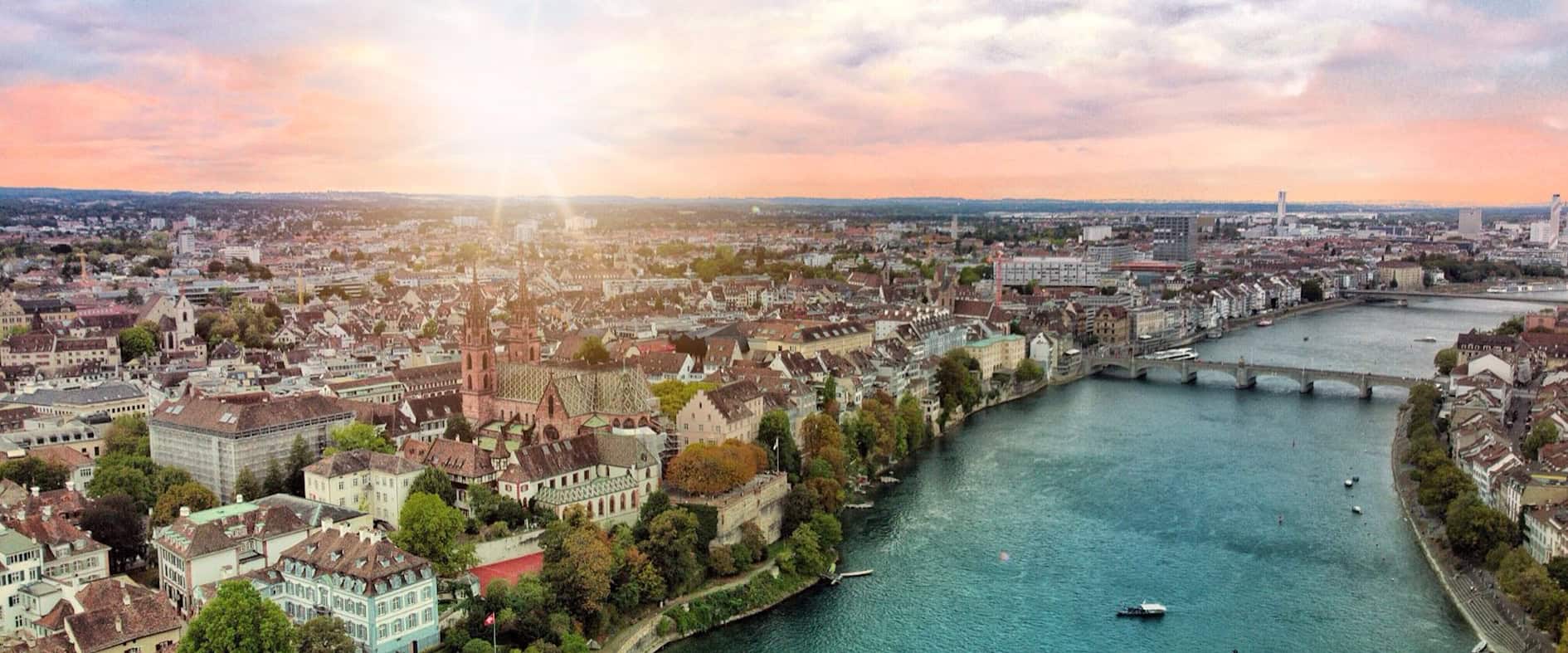 Panoramablick über Basel mit Rhein, Münster und Altstadt bei Abenddämmerung