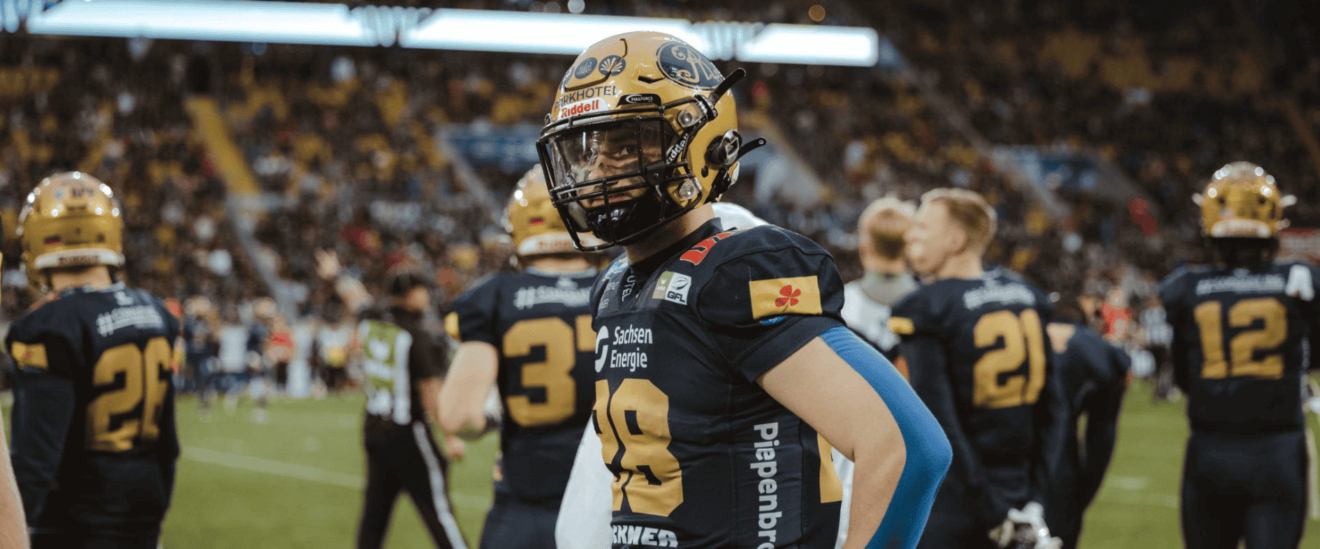 Spieler der Dresden Monarchs beim GFL Bowl 2025 im Heinz-Steyer-Stadion in Dresden – konzentriert vor einer beeindruckenden Kulisse aus Fans und Flutlicht.