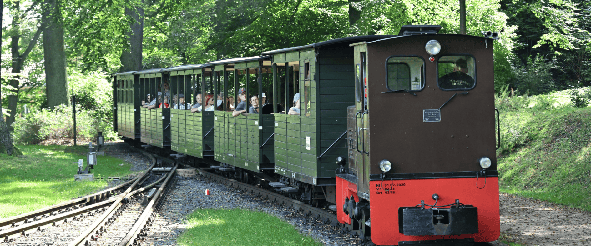 Im nordöstlichen Zipfel der Oberlausitz schnauft sie durch die Landschaft: die Waldeisenbahn Muskau. Unter den nostalgischen Dampfbahnrouten ist sie etwas ganz Besonderes