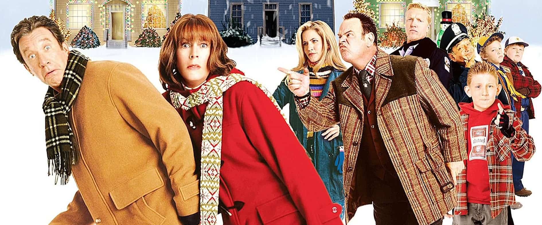 Filmszene aus „Verrückte Weihnachten“ mit den Kranks und ihren Nachbarn in winterlicher Kulisse.