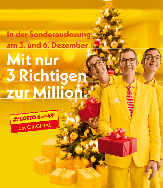 Ernst Glück im gelben Anzug vor einem festlich geschmückten Weihnachtsbaum mit Geschenken in der Hand – Hinweis auf die Nikolaus-Sonderauslosung Sachsenlotto: Mit 3 Richtigen zur Million