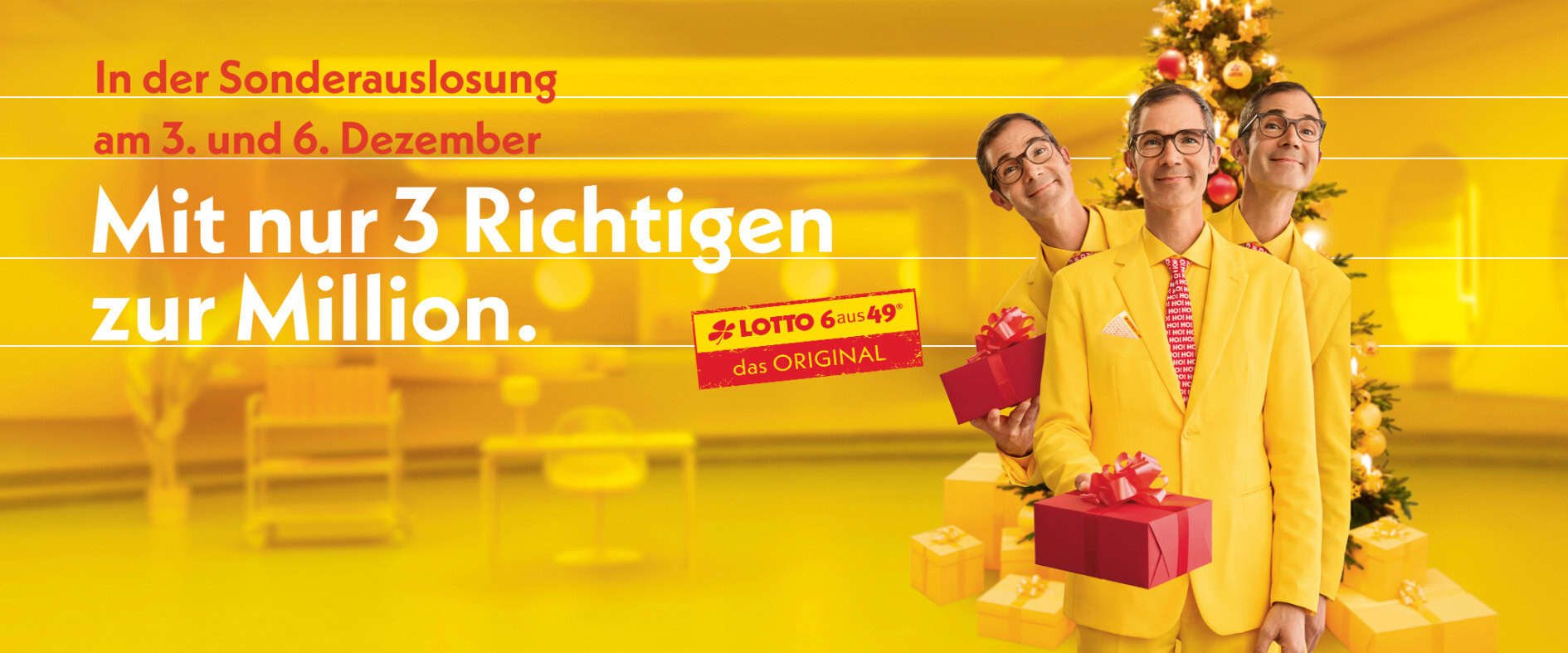 Ernst Glück im gelben Anzug vor einem festlich geschmückten Weihnachtsbaum mit Geschenken in der Hand – Hinweis auf die Nikolaus-Sonderauslosung Sachsenlotto: Mit 3 Richtigen zur Million