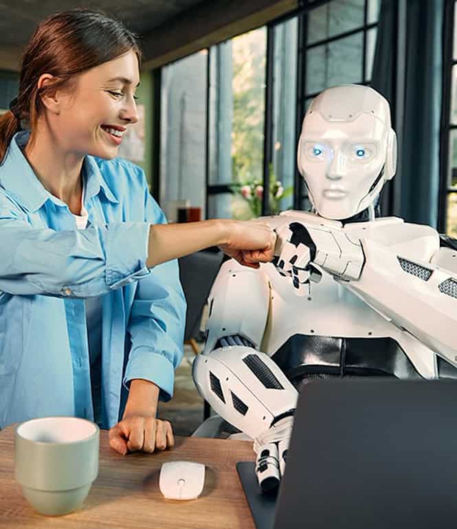 Frau gibt einem humanoiden Roboter die Faust – Symbolbild für neue Berufsfelder zwischen Mensch und KI.