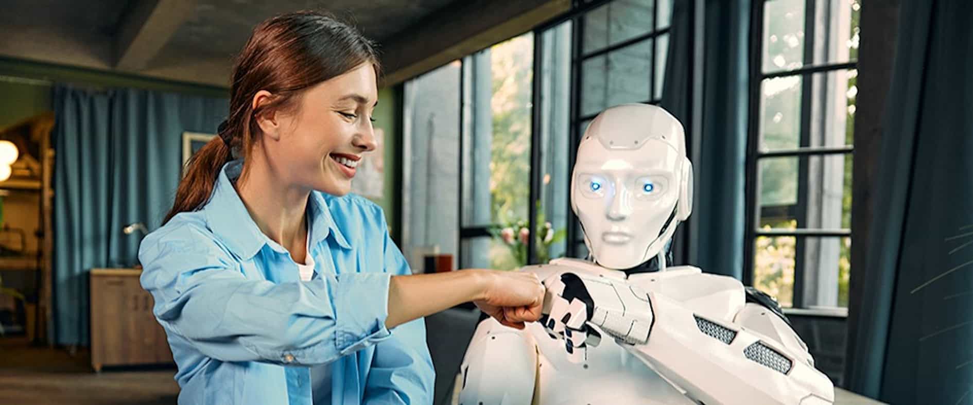 Frau gibt einem humanoiden Roboter die Faust – Symbolbild für neue Berufsfelder zwischen Mensch und KI.