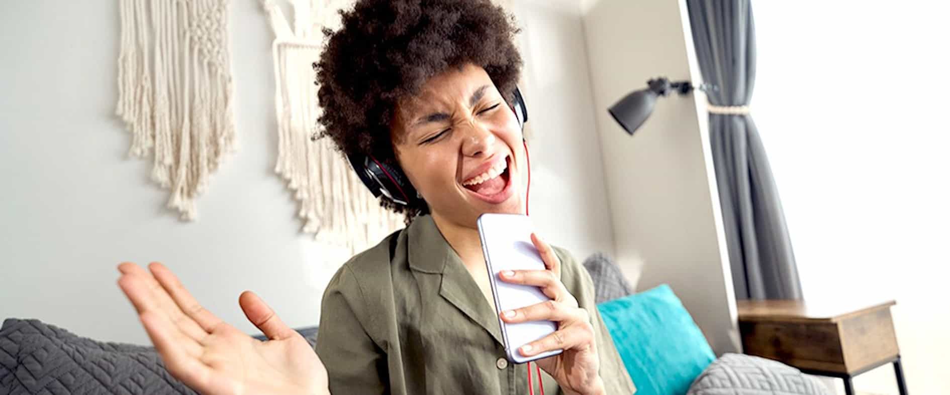 Person singt zu ihrer Lieblingsmusik und erlebt Glücksgefühle.