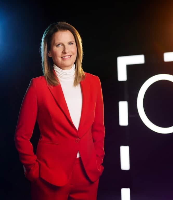 Katrin Müller-Hohenstein im roten Anzug im TV-Studio von „sportstudio live“.