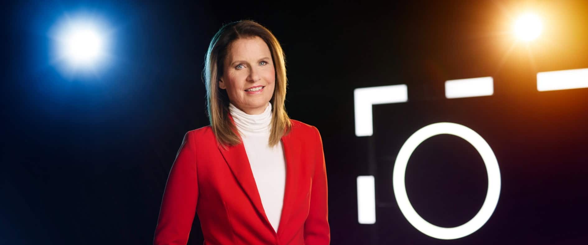 Katrin Müller-Hohenstein im roten Anzug im TV-Studio von „sportstudio live“.