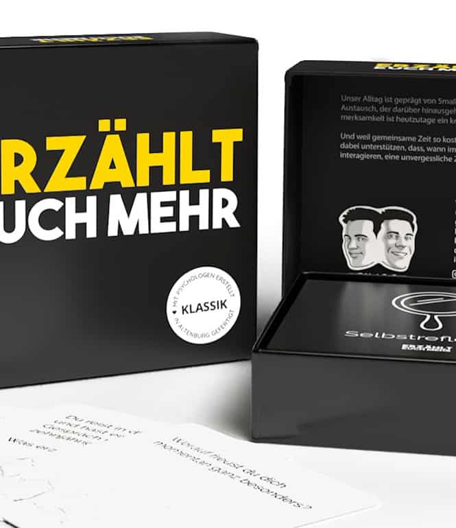Kartenspiel „Erzählt euch mehr“ mit geöffneter Box und Spielkarten, Produktfoto auf weißem Hintergrund.