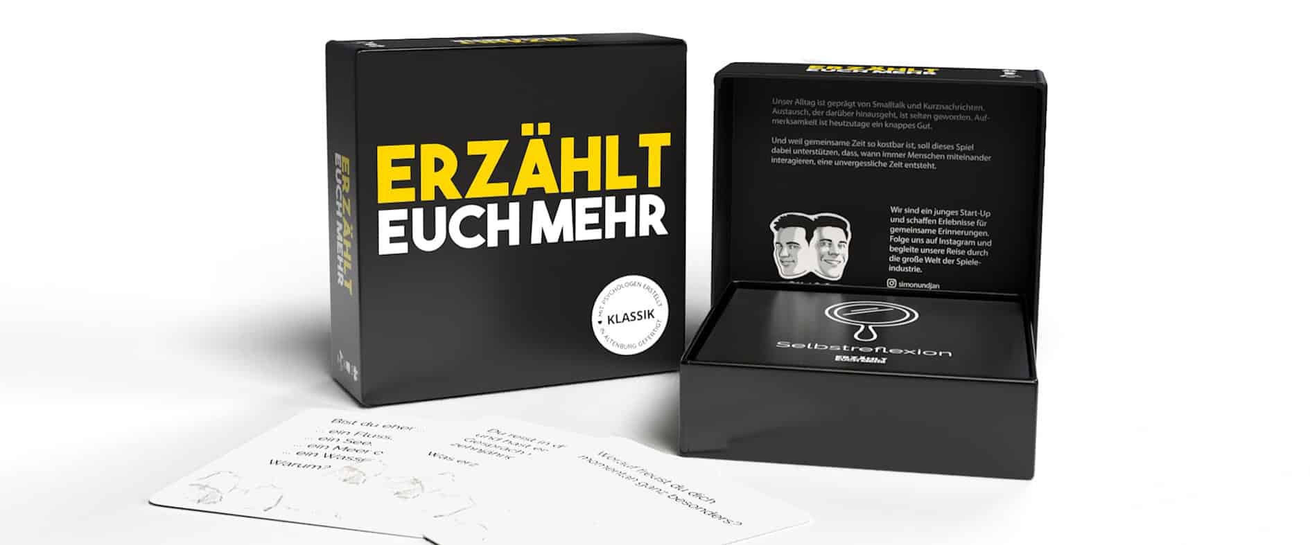 Kartenspiel „Erzählt euch mehr“ mit geöffneter Box und Spielkarten, Produktfoto auf weißem Hintergrund.