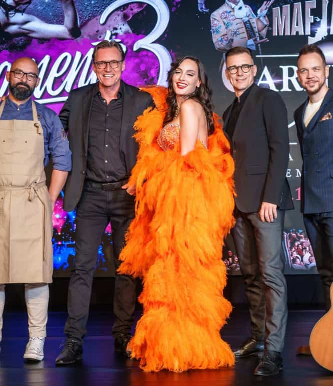 Ensemble der Dinnershows „Moments 3“ und „Mafia Mia“ in Dresden – Künstler:innen und Veranstalter:innen auf der Bühne bei der Programmpräsentation.