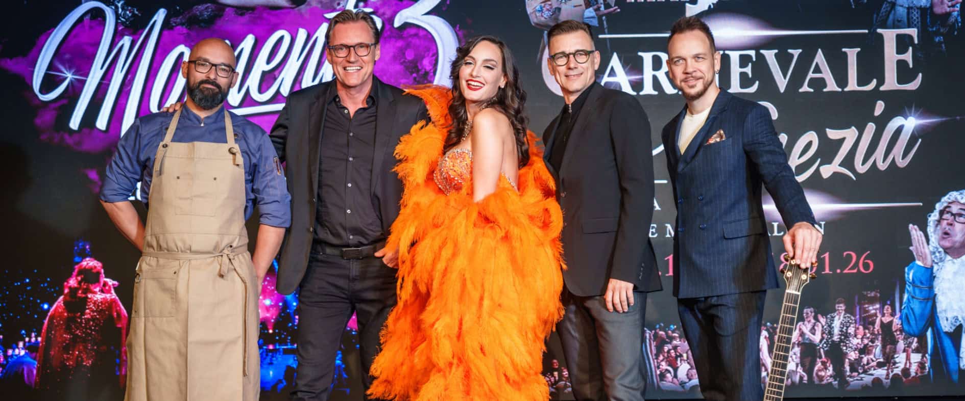 Ensemble der Dinnershows „Moments 3“ und „Mafia Mia“ in Dresden – Künstler:innen und Veranstalter:innen auf der Bühne bei der Programmpräsentation.