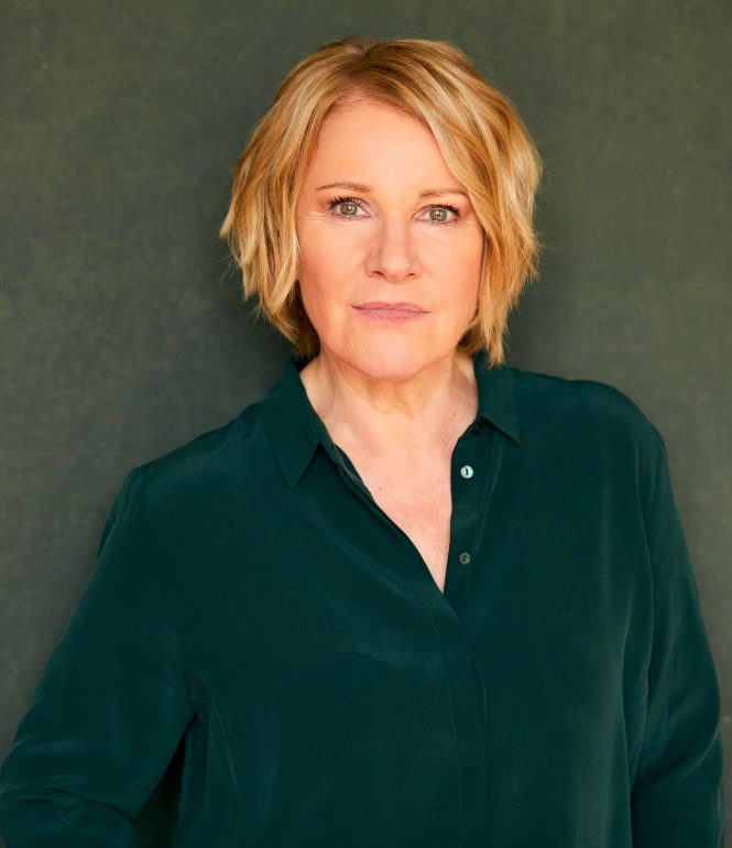 Mariele Millowitsch blickt in die Kamera, Porträtaufnahme der Schauspielerin.