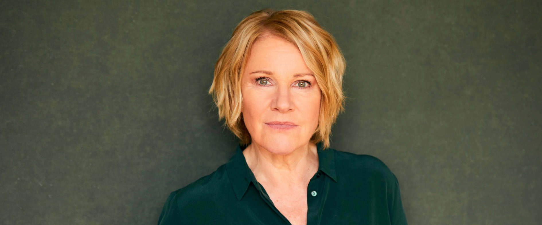 Mariele Millowitsch blickt in die Kamera, Porträtaufnahme der Schauspielerin.