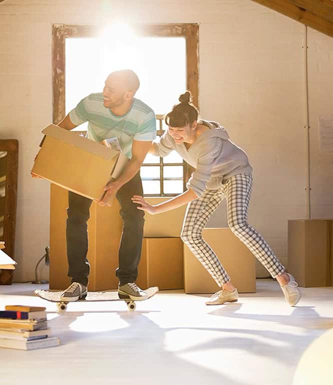 Paar beim Aufräumen auf dem Dachboden – symbolisch für überraschende Funde beim Ausmisten.