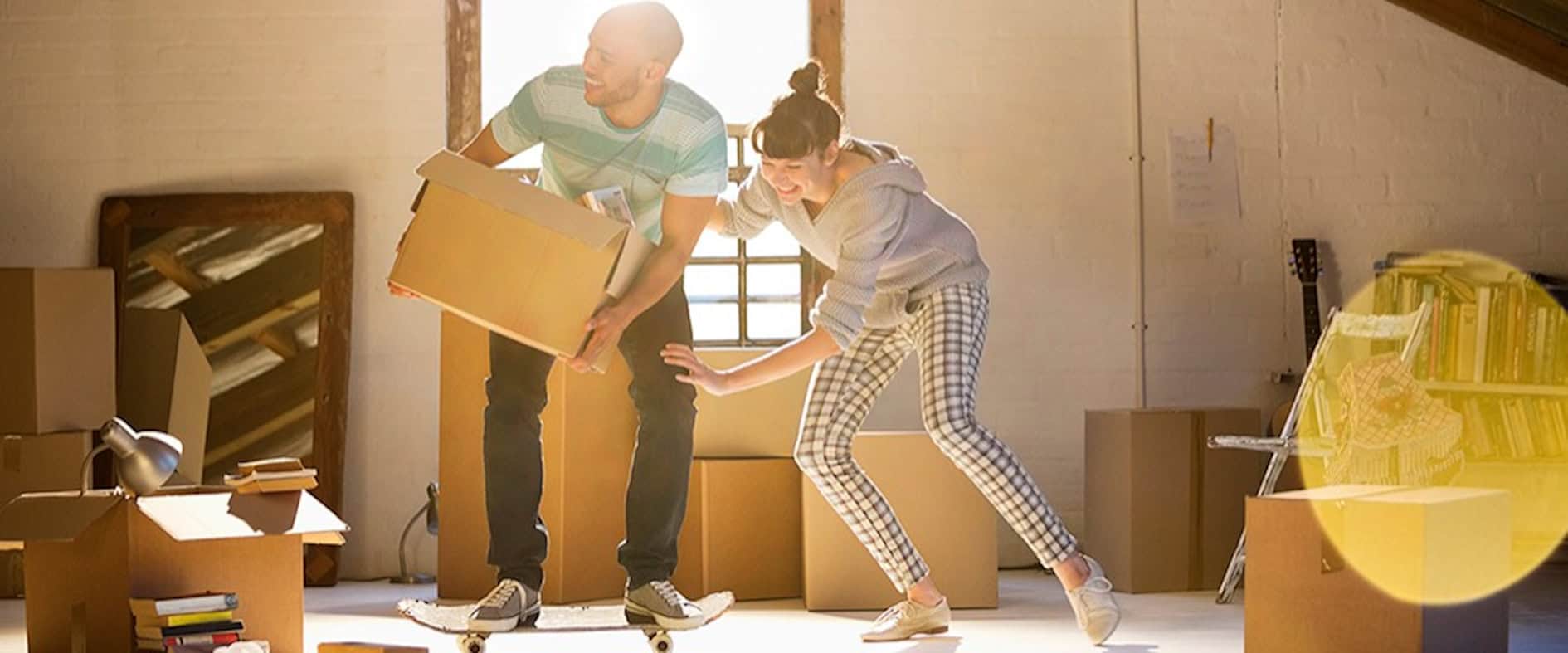 Paar beim Aufräumen auf dem Dachboden – symbolisch für überraschende Funde beim Ausmisten.