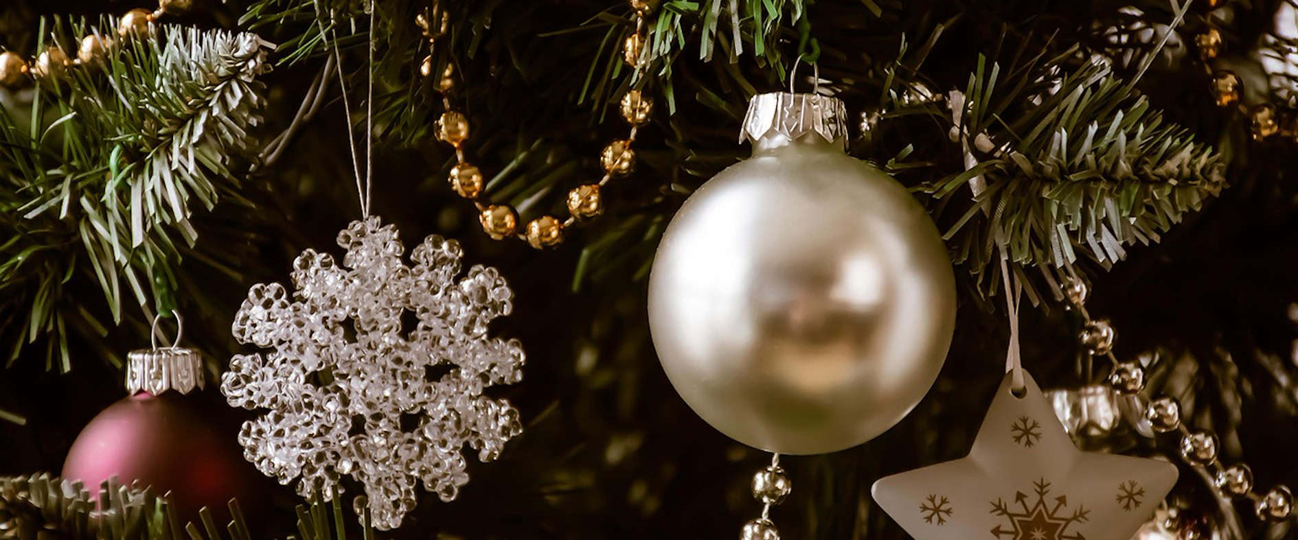 Festlicher Baumschmuck