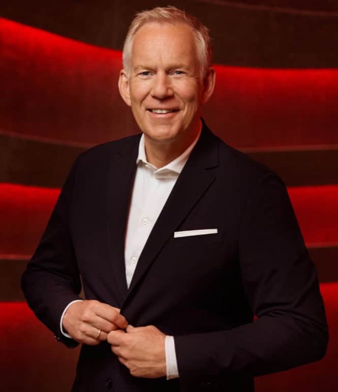 Plakatmotiv der ZDF-Spendengala „Ein Herz für Kinder“ mit großem Herz-Logo, Sendetermin am 6. Dezember 2025 und einem Porträt von Johannes B. Kerner vor rotem Hintergrund.