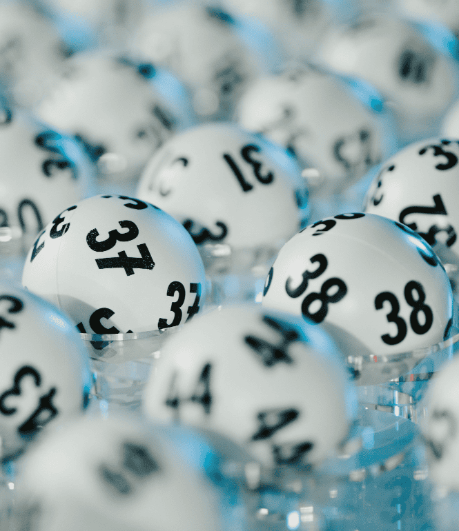 Lotto-Ziehungsgerät mit durchnummerierten Kugeln bei einer Ziehung