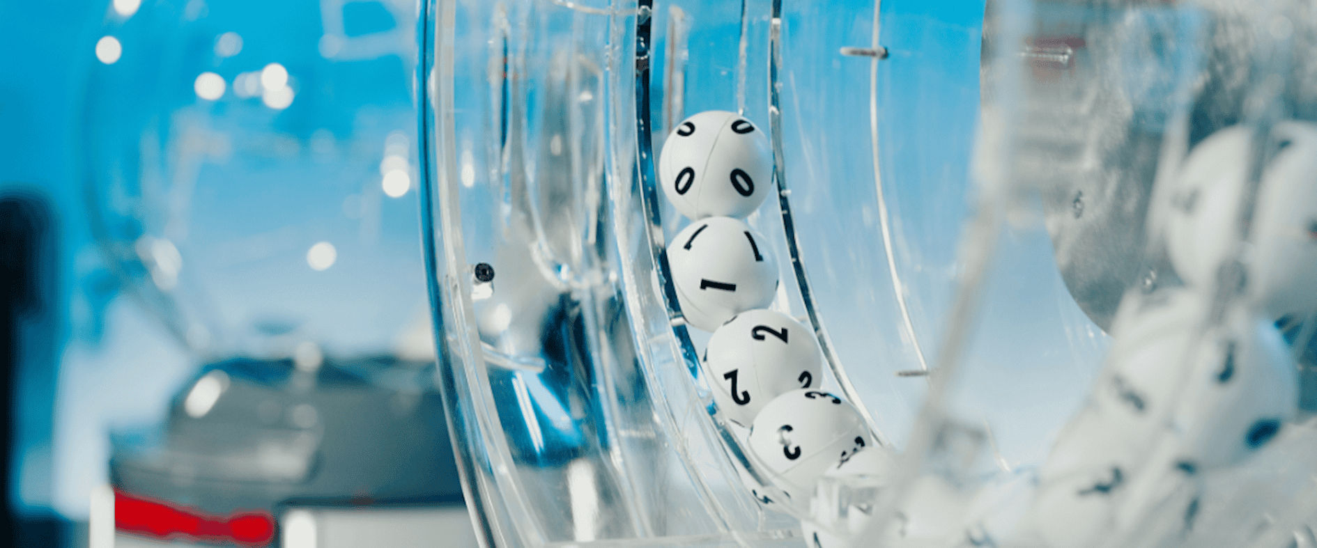 Lotto-Ziehungsgerät mit durchnummerierten Kugeln bei einer Ziehung