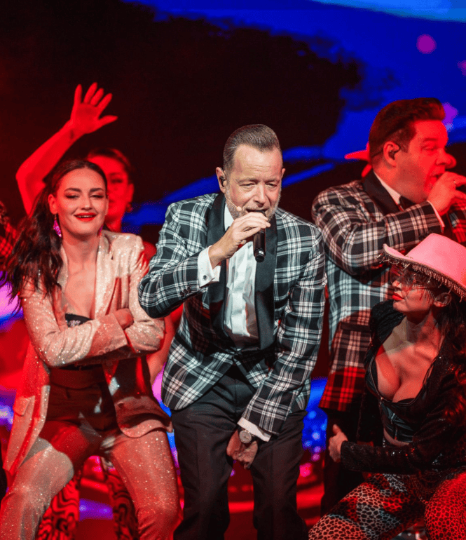 Showeinlage bei „MAFIA MIA!“ mit Live-Gesang, Tanz und extravaganten Kostümen auf der Bühne der Dresdner Dinnershow