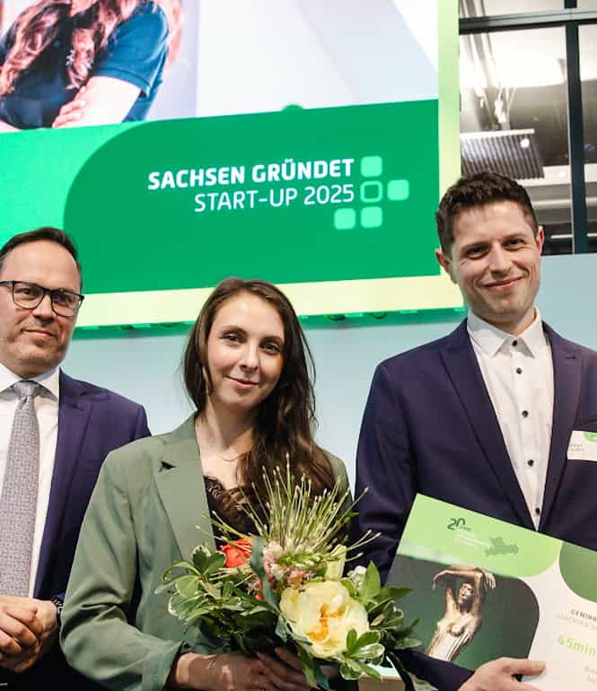 Logo des Wettbewerbs „Sachsen gründet – Start-up 2026“ mit dem Slogan „Stand up for your Start-up“ und dem Aufruf „Bewerben Sie sich jetzt!