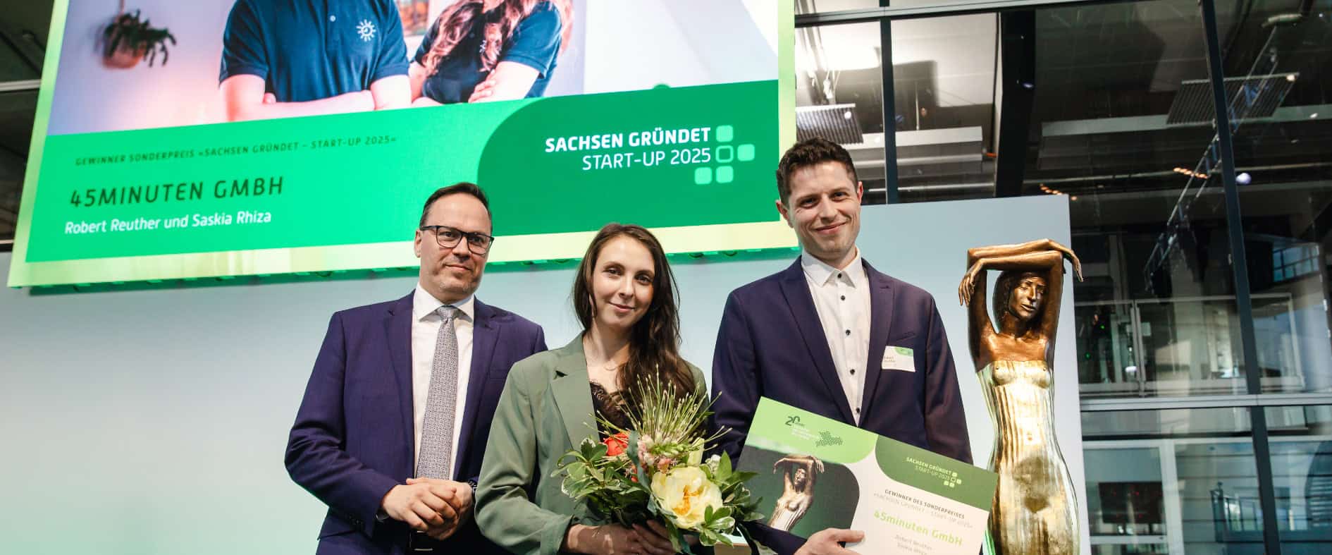 Logo des Wettbewerbs „Sachsen gründet – Start-up 2026“ mit dem Slogan „Stand up for your Start-up“ und dem Aufruf „Bewerben Sie sich jetzt!