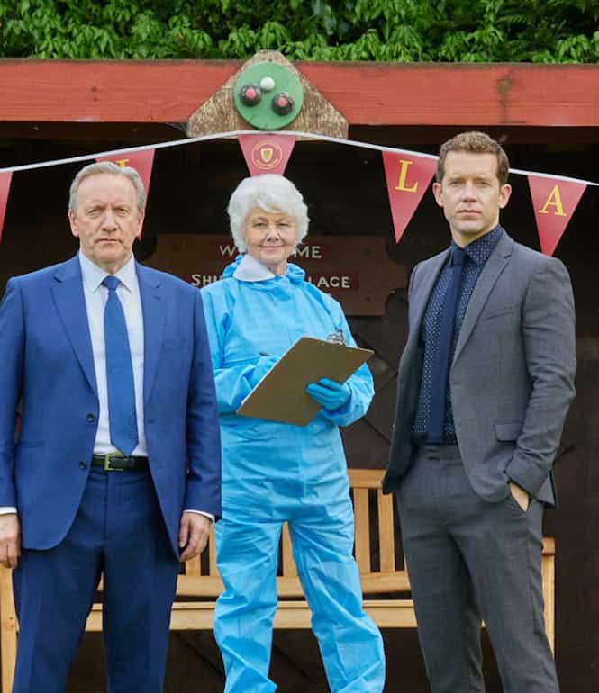 Drei Ermittler stehen auf einem Bowling Green vor einem Vereinsunterstand mit Wimpelkette, bereit zur Untersuchung eines Mordfalls.