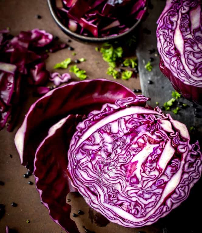 Aufgeschnittener Rotkohl mit violetten Blättern auf dunklem Untergrund – Wintergemüse, das sich gut lagern lässt und lange frisch bleibt.