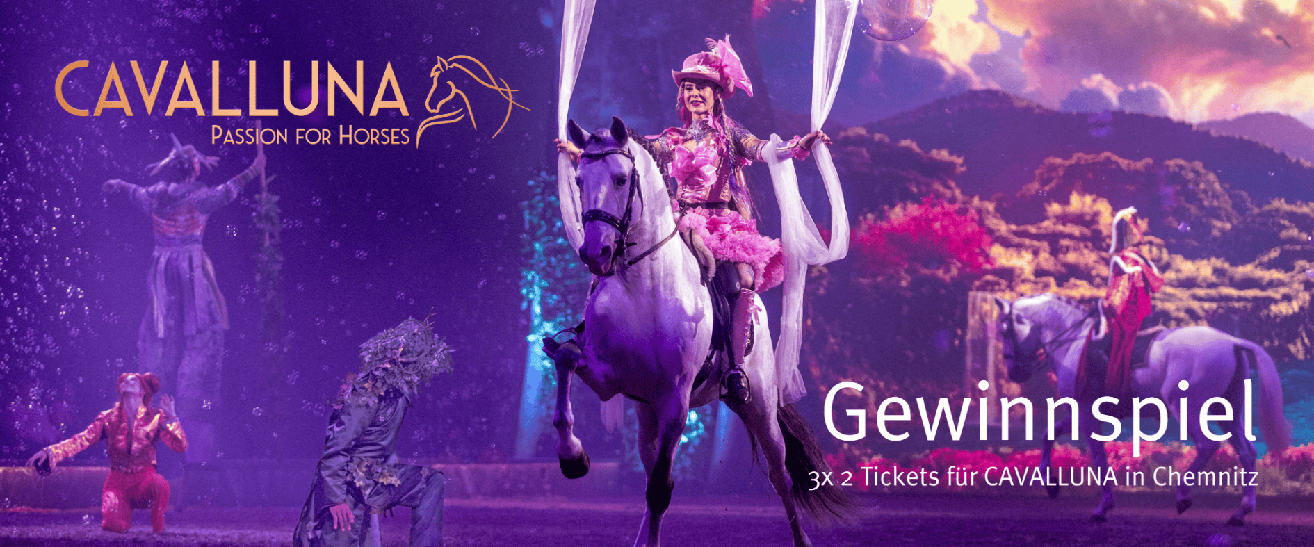 Reiterin in fantasievollem Kostüm auf weißem Pferd bei der Pferdeshow CAVALLUNA – Tor zur Anderswelt in Chemnitz