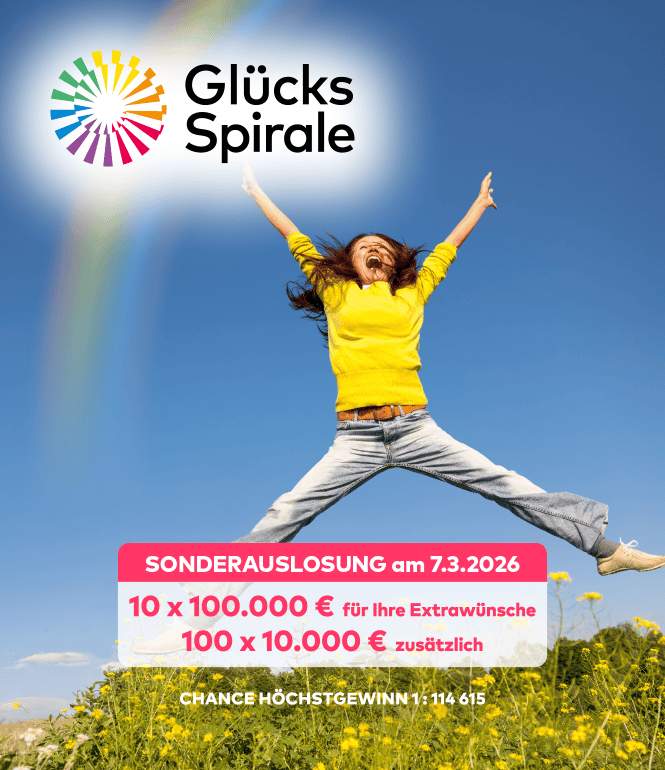 Junge Frau springt jubelnd auf einer Blumenwiese vor blauem Himmel mit Regenbogen. Motiv zur GlücksSpirale Sonderauslosung am 7.3.2026 mit 10 x 100.000 Euro und 100 x 10.000 Euro Zusatzgewinnen