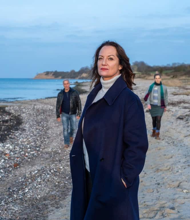 Natalia Wörner als Kommissarin Jana Winter steht am Ostseestrand, im Hintergrund folgen zwei Teammitglieder