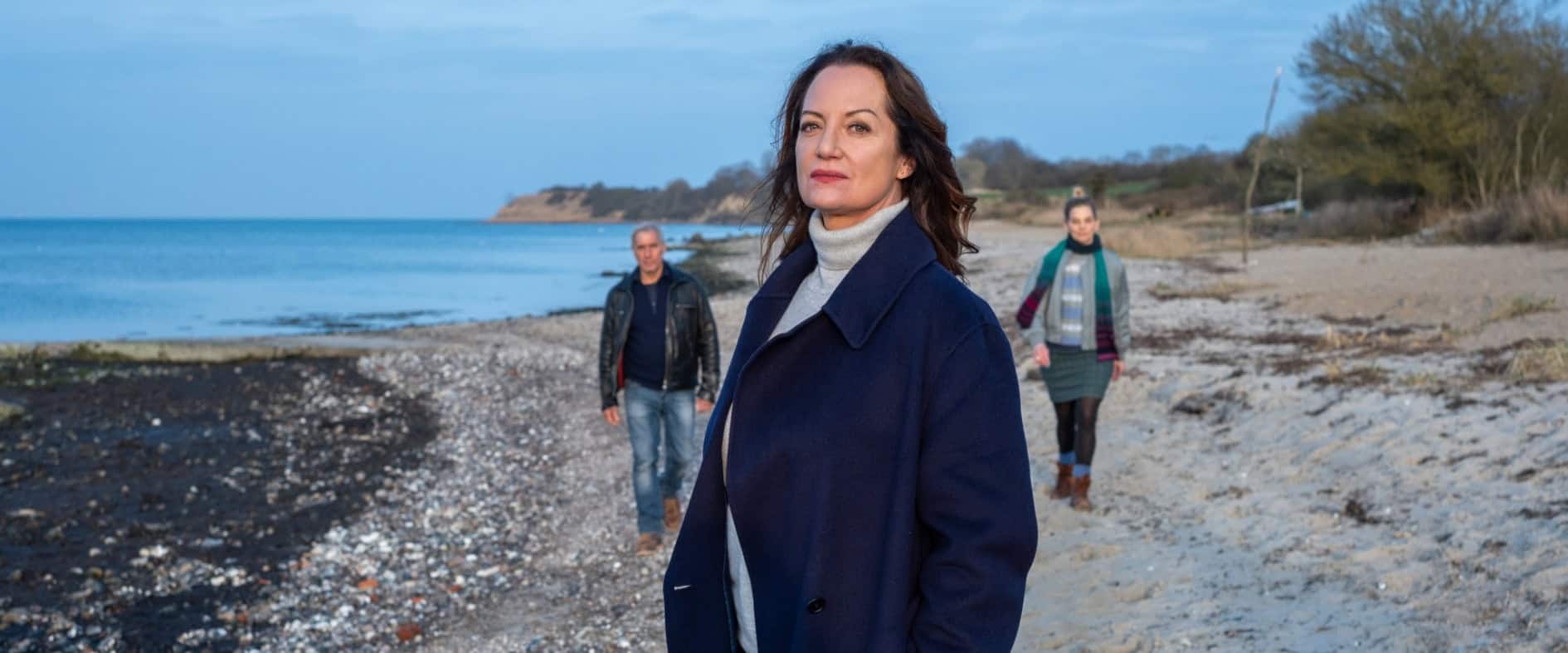 Natalia Wörner als Kommissarin Jana Winter steht am Ostseestrand, im Hintergrund folgen zwei Teammitglieder