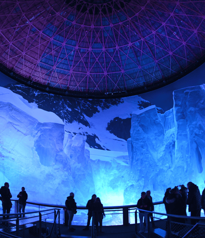 Plattform im Panometer Leipzig mit Besuchern, im Hintergrund das Antarktis-Panorama von Yadegar Asisi mit hohen Eisformationen