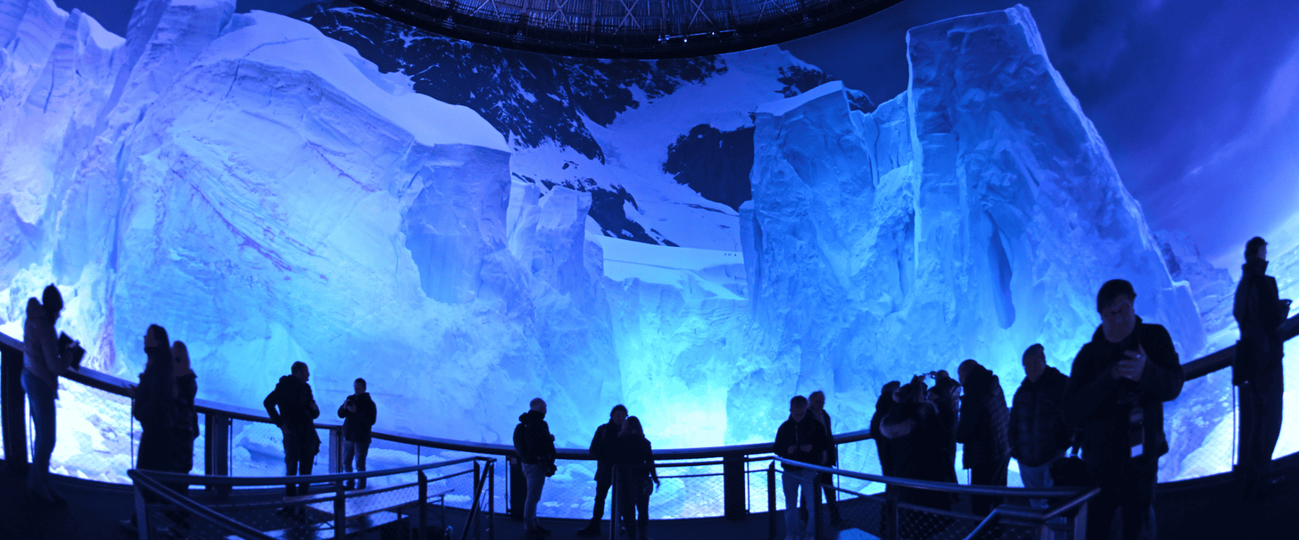 Plattform im Panometer Leipzig mit Besuchern, im Hintergrund das Antarktis-Panorama von Yadegar Asisi mit hohen Eisformationen
