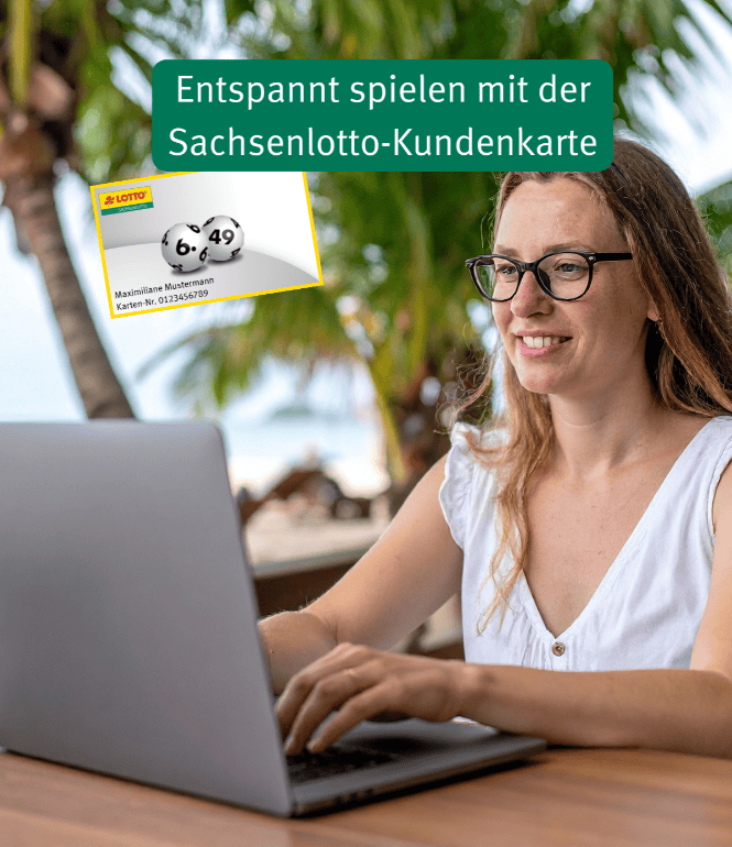 Frau sitzt entspannt mit Laptop im Freien und nutzt die Sachsenlotto Kundenkarte für sicheres Spielen