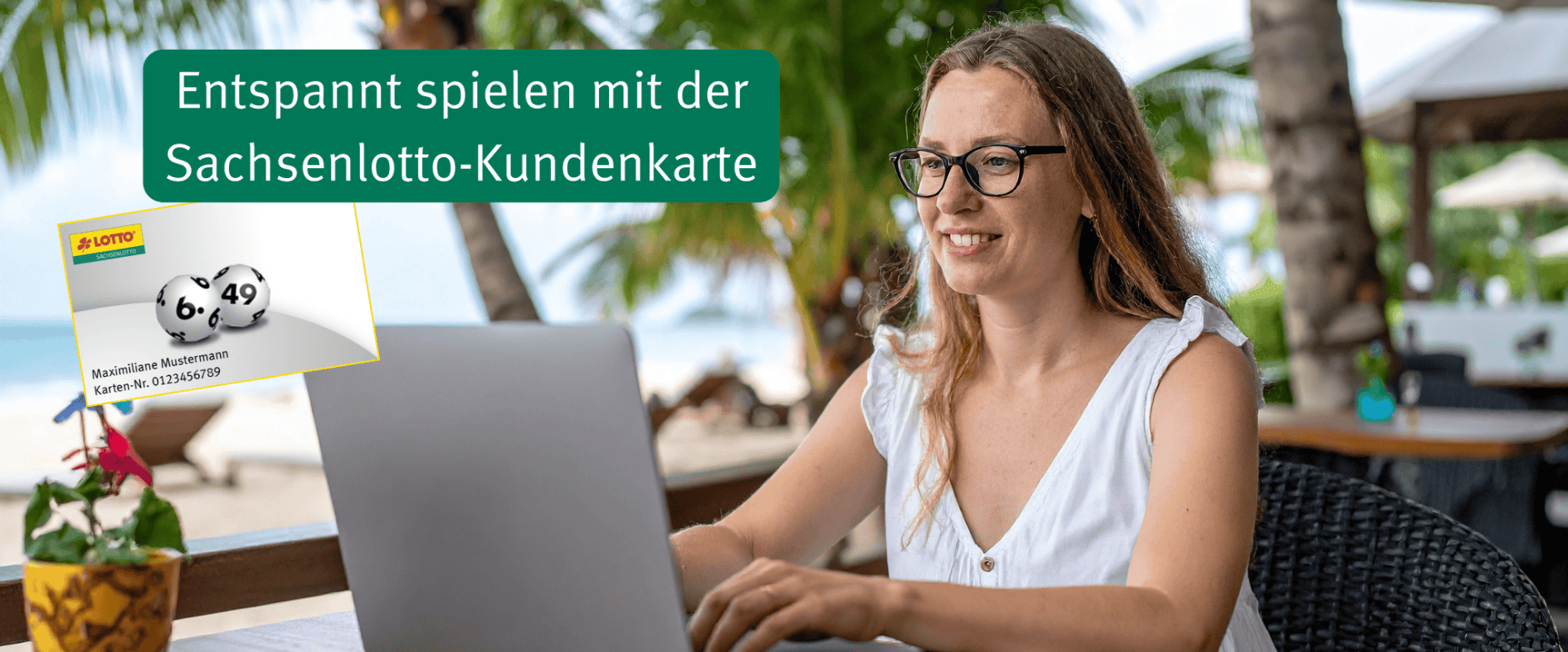 Frau sitzt entspannt mit Laptop im Freien und nutzt die Sachsenlotto Kundenkarte für sicheres Spielen