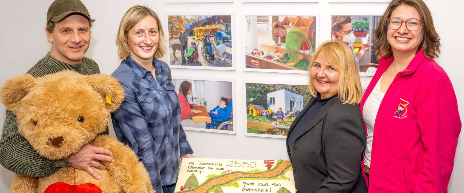 Hendrik Duryn, Jessika Klatt und Ulrike Herkner vom Kinderhospiz Bärenherz schneiden gemeinsam eine Torte zur Spendenwanderung Nordkap an