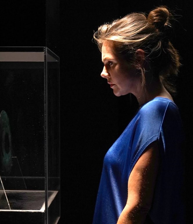 Zwei Schauspielerinnen betrachten in einer dunklen Ausstellung die Himmelsscheibe von Nebra – Szene aus dem TV-Thriller ‚Das dunkle Vermächtnis‘.