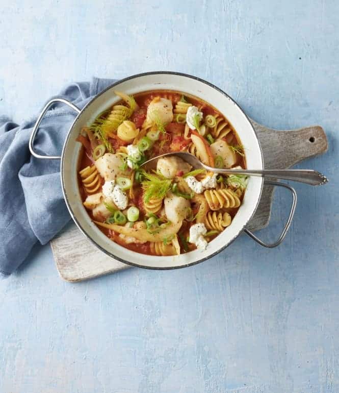 Sizilianische Fisch-Fusilli mit Fenchel, Tomaten und Burrata in einer Pfanne, garniert mit frischem Dill.