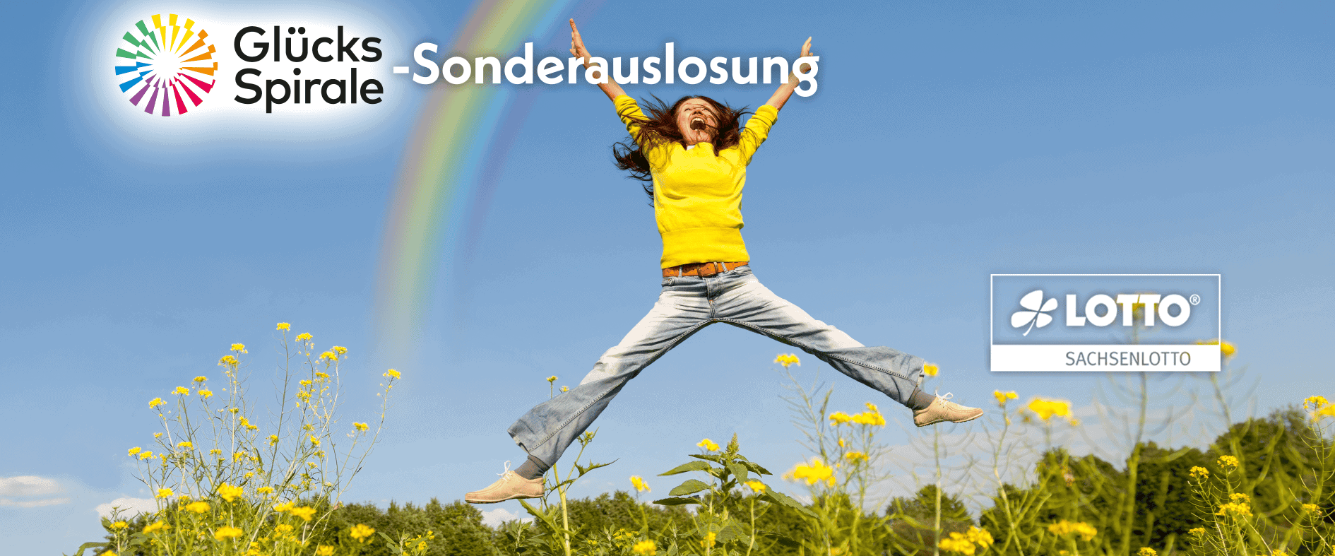 GlücksSpirale Sonderauslosung – jubelnde Frau springt vor blauem Himmel unter einem Regenbogen, Symbol für zusätzliche Gewinnchancen bei der GlücksSpirale.